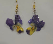 Load image into Gallery viewer, Pretty Pansies in Resin - Earrings