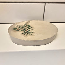 Load image into Gallery viewer, Rounded Concrete Soap dish with leaves
