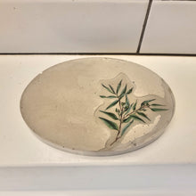 Load image into Gallery viewer, Rounded Concrete Soap dish with leaves