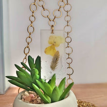Load image into Gallery viewer, Dried flowers in Cement on beautiful circle chain