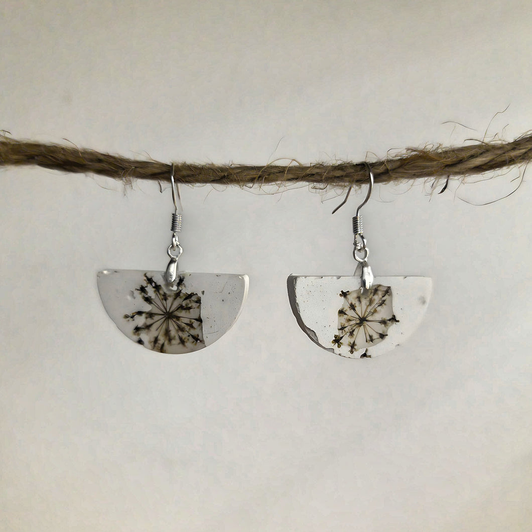 Boho Queen Annes Lace in Lightweight Cement